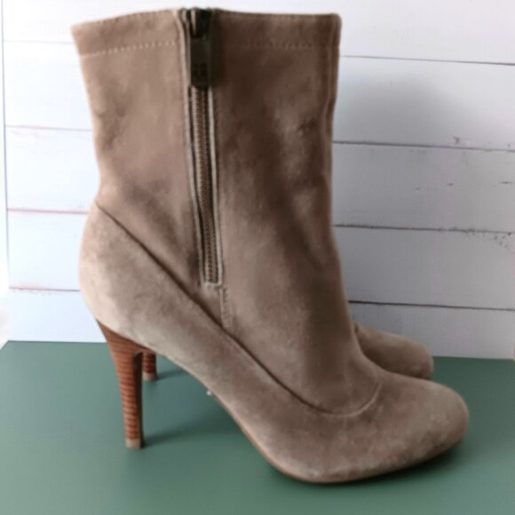 NWT 💥 COACH BETHIE TAUPE SUEDE BOOTIES ~ GORGEOUS! ~ Size 7.5 - Picture 1 of 9
